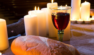 Ein Tisch mit Kerzen, Brot und Wein - Copyright: Gemeindebriefhelfer